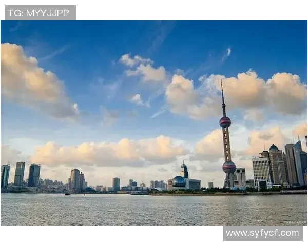 足球巨星畅游上海夜景感受城市魅力与文化交融