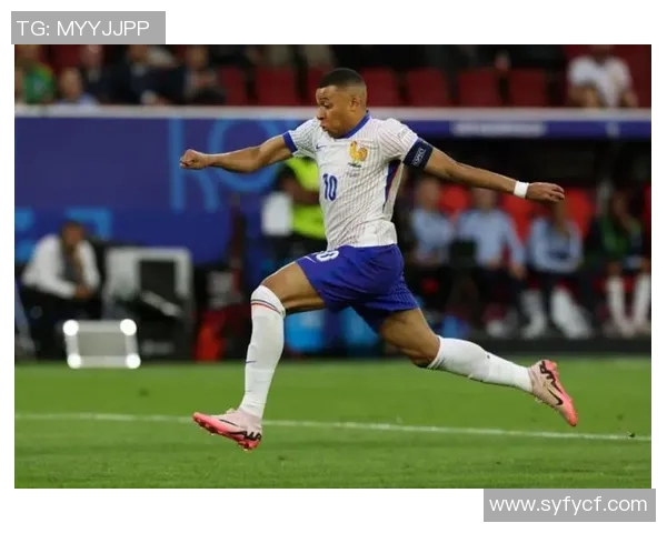 足球球星身穿紧身内搭训练视频展现强健身材与速度爆发力